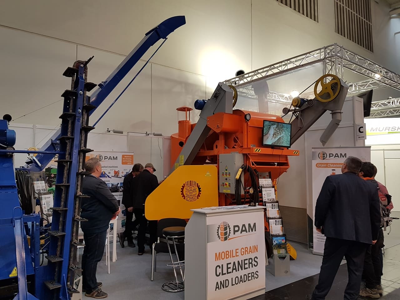Innovador limpiador de granos OBC-25C y lanzador de granos PZM-120 en la exposición AGRITECHNICA 2019 en Alemania, foto