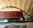 getreidewerfer  pzm-120m beim verladen von rapssamen in einen lkw, foto