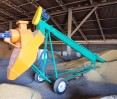 Limpando milho em um limpador móvel de grãos OBC-50